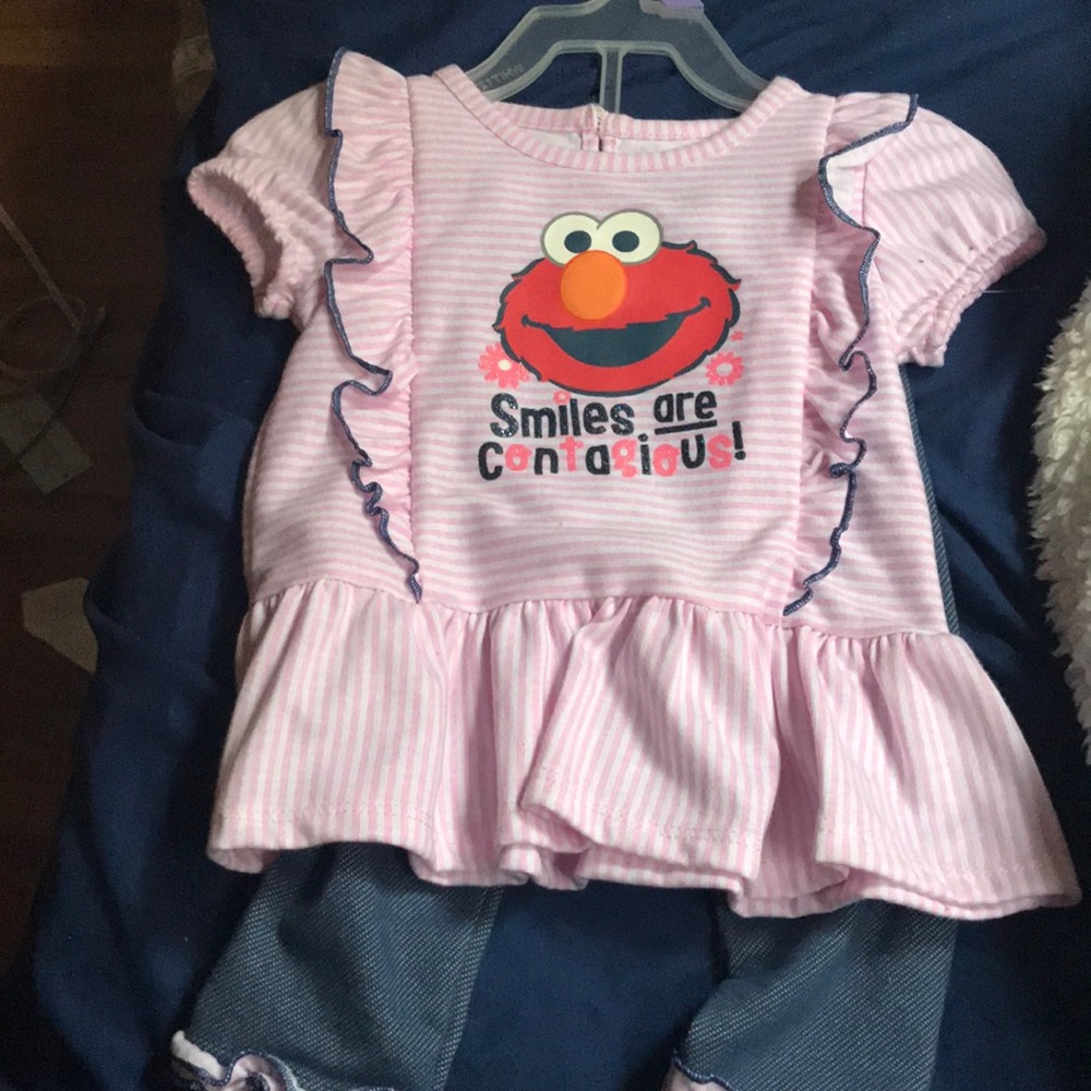 A matching Elmo set